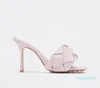 2023 Сандалии Плоские каблуки Стаидные тканые дизайнерские женские квадратные тапочки женские свадебные на высоких каблуках плать