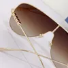 Herr och kvinnors överdimensionerade vågiga masker Solglasögon Fashionabla metallram Ovalformade glasögon Högkvalitativa och flerfärgade alternativ med låda