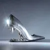 Slippers 2023 Sandálias de dentes de metal de moda europeia e americana com saltos de salto alto, salto alto, show de passarelas