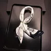 ピュアシルクスカーフ 2023 女性リアルシルクバンダナ花柄シルクヘッドスカーフ軽量スクエアミディアムヘッドバンドショールプリントハンカチビーチネックスカーフ女性のためのブラック 90x180cm