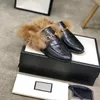 2023 Designer Princetown Pantofole in vera pelle Fluff Fur Mules Mocassini da donna Catena di metallo Comodi uomini casual Scarpe in pizzo Muli Appartamenti Nuova pantofola in velluto