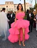 Kendall Jenner Fuchsia Prom Dresses 높은 낮은 끈이없는 계층 얇은징 보우 이브닝 유명인 가운 2023 공식 파티 New