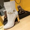 Brun berömda stövlar Designer Womens Shoes Ankel Booties Back White Belt Heels Buckle Strap Through Cut Outs Quality Cowskin Rounded Combat Boots