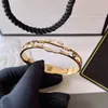 Bracciale di design Bracciale rigido da donna di marca Gioielli da polso Placcato in oro Catena in pelle fantasia Lettera di diamanti intarsiata in acciaio inossidabile Impermeabile Regalo che non sbiadisce