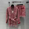 Tvådelad kläddesigner 2023 Autumn/Winter New Super Beautiful Little Fairy White Rich and Beautiful Sticked Coat med Snowflake Velvet Red Half kjol 0sfn