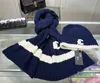 男性冬のクラシックデザイナーの帽子スカーフセット編みシャルビーニーカシミアレター刺繍ビーニースカーフ