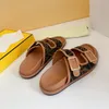 Lyxsandaler Kvinnor Män Tofflor Sommarkomfort Kalvskinnsandaler Slides Vitt tyg F-mönster sandaler Feel Canvas Guld Spännetofflor