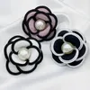 Dekoratif Çiçekler 5 PCS 6cm İnci Merkezi Siyah Beyaz Kumaş Camellia Giyim Şapkaları için Yapay Çanta Çantaları Dekorasyon