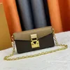 Designer kvinnor väska på handväska koppling lyxiga axelpåsar små handväska plånbok damer med kedjeblommor bokstäver