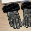 Guantes de piel de lujo para mujer, manoplas con letras bordadas para pantalla táctil, guantes de conducción cálidos de piel de oveja de Cachemira para invierno al aire libre