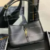 Bolso de hombro de diseñador Bolsos de lujo Paquete de axila de moda para mujer Bolso de mano de color sólido Piel de becerro negra Piel de cocodrilo clásica Bolsas de sobre con estilo