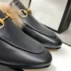 2023 Designer Princetown tofflor äkta läderfluff päls mulor kvinnor loafers metallkedja bekväma avslappnade män sko spetsar mullar lägenheter ny sammet tofflare