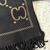 2024 Sciarpa di lana Designer Scialli lunghi Donna Sciarpe di cashmere Nappe Sciarpe Big G per uomo Cofano Echarpe Morbidi avvolgenti caldi Accessori di lusso Doppi lati
