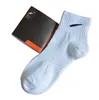 Chaussettes de sport respirantes pour hommes et femmes, en coton de haute qualité, couleur unie, classiques, noires et blanches, décontractées, toutes saisons