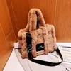 Designer Furry The Tote Bag Faux päls stor tygpåse Kvalitet Lyxiga kvinnor handväskor Pluffiga damer vinter mjuk plysch axel crossbody varm shoppare purs c4oz#