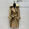 Damskie okopy płaszcze jesienne mody design dec-down kołnierz złoto przycisk pokrytego długim rękawem Khaki Streetwear Płaszcz Kobiety z paskiem