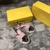 Ny designer barn sko spänne band baby sneakers box förpackning storlek 26-35 brev logotyp tryck småbarn casual skor nov05