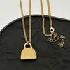 Mode de luxe française femmes collier en or étendu forme de serrure en métal lisse mat châssis pendentif dame conception bijoux de haute qualité collier à breloques en cuivre