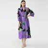 Robes décontractées 2023 Été Lotus Feuille Collier plissé Pétale Manches Imprimé et teint Robe Ceinture Femme Lâche Violet Longue