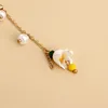 Dingle örhängen Renya Bell Orchid Pearl Threemt Temperament White Tulip Shell Petal Flower Earring Imitation Pärlor Drop