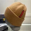 2023 Designers de mode Bonnet classique lettre badge crâne casquette froide homme femme chaud automne hiver ajusté unisexe bonne qualité