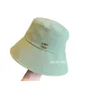 Breda randen hattar hinkdesigner Fisherman's Hat Women's Spring and Autumn Sunshade Metal Label Sunscreen Versatile Big Head som omger ansiktet Liten Pot Trend D51B