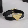 Hot nouveau, bracelet de créateur, bracelet de montre en cuir noir triangle géométrique classique, bijoux de luxe à la mode, fêtes, banquets, anniversaires, cadeaux de haute qualité