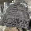 Sito Web ufficiale del designer di berretti da donna di Lowe Fashion Cappello lavorato a maglia di alta qualità 1: 1 per autunno e inverno Cappello da uomo di design con vestibilità classica Cappelli di lana con lettera classica