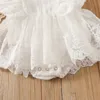 Rompers 0-18 månader gammal liten liten tjej jumpsuit tutu kjol söt sommar vit långärmad spets jumpsuit barns söta sportkläder 230406