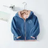 Jackor barn ytterkläder vinter 2023 barn pojkar baby kappa flickkläder full zip upp koreanska rockar rosa söt tecknad fleece jacka jacka