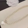 Luz de luxo moda feminina estendida colar de ouro em forma de coração pérola disco fosco chassi pingente senhora design jóias de alta qualidade cobre charme colar