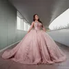 Rosa glänsande quinceanera klänningar mexikansk o-hals spets 3d blomma pärlor puffy bollklänningar applique lyx vestidos 15 de