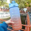 Bottiglie d'acqua Bottiglia d'acqua di grande capacità da 2 litri, tazza di paglia, tazza di acqua in plastica colorata sfumata, bottiglia per fitness e sport all'aperto con segno del tempo 230406