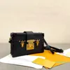 2023 bolsas-designers clássico mini tronco de couro feminino bolsa de bolsa estiletto saco pequeno saco de fivela magnética Caixa de fivela