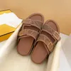 Lyxsandaler Kvinnor Män Tofflor Sommarkomfort Kalvskinnsandaler Slides Vitt tyg F-mönster sandaler Feel Canvas Guld Spännetofflor