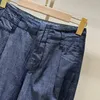 Kvinnors jeans bär mörkblå avslappnat för att se smala ut