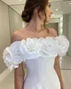 Superbes robes de mariée divisées latérales de l'épaule Robes de mariée avec des fleurs faites à la main une ligne satin vestido de novia 407