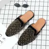 Zomer Mannen Half Slippers Klinknagel Decoratie Mode Trend Nachtclub Kapper Veelzijdige Grote Maat 38-47 Comfortabele Mannen Schoenen