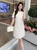 فستان أزياء أبيض للسيدات صيف 2023 ربيع/صيفًا عصريًا فرنسيًا فاخرًا على طراز المشاهير على طراز جولة رقبة قصيرة الأكمام مزاج ضئيلة