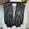 Guantes para mujer Diseñadores para hombres Pantalla táctil para mujer Guantes cálidos de cuero Guante Moda de invierno Teléfono inteligente móvil Guantes de cinco dedos