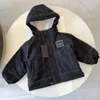 Nieuwe kindertrainingspakken designer babykleding maat 90-150 katoenen jas met capuchon, hoge hals trui en pluche sportbroek nov05