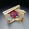 Cluster Ringe Huitan Buchstabe K Fingerring mit rot / weiß CZ Luxus Gold Farbe Eheringe Punk Geschenk Party Schmuck für Frauen