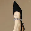 ارتداء حذاء الذهب الفضة منخفضة الكعب الصنادل نساء 2023 الصيف الأشرطة الكريستال اللامعة المدببة إصبع القدم امرأة slingbacks مضخات السيدات
