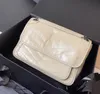 7A Kvinnor Designer axelväskor Niki Cover Chain Bag Waxy Leather Messenger Purse Två storlekar 22 cm 28 cm unisex klassisk handväska