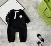 Klassisk band plysch jumpsuit winrer ren bomull nyfödda baby onesies bodysuit vår babys romper nyfödd baby långärmad kläder csd2311075