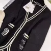 Malhas femininas clássico preto branco letras design com decote em v manga longa mulheres camisetas senhoras cardigan outono inverno moda euramerican pop vestuário