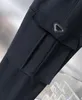 秋と冬のハイエンドブランドデザイナーパンツファッションポケットスプライシングデザインハンサムカーゴパンツ高品質の綿の高級メンズパンツ