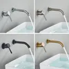 Badezimmer-Waschtischarmaturen Vidric Moderner Wasserhahn aus gebürstetem Goldmessing mit Einhebel-Wandauslauf und eingebettetem Kaltmischer