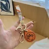 キーチェーンデザイナーキーチェーンカーソリッドカラーキーチェーンメタリックアクセスカードデザイン汎用ファッションレジャー男性女性バッグ