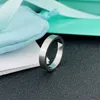 Anello ad arco di design Anello nero classico Anelli per uomo e donna Anelli per coppie in acciaio inossidabile Accessori per gioielli da sposa per feste Regali di San Valentino di Natale